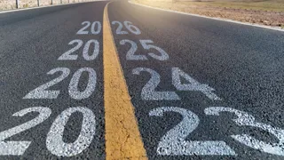 time heading off into the horizon to symbolise delay xy adobestock 539545965